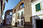 Evora - Aqueduto da gua de Prata. Abitazioni costruite all'interno delle arcate dell'acquedotto. 